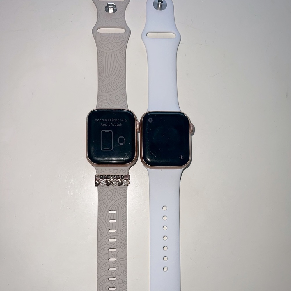 Apple Watch Series 40mm 
high quality compatible charger included